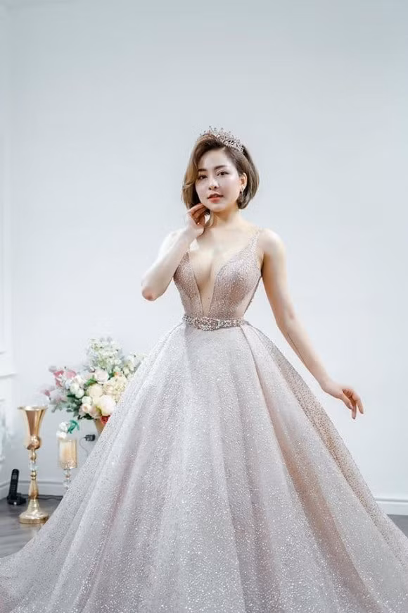 Ngay sau dòng trạng thái trên, hot girl Thanh Hóa này lại tiếp tục đưa thêm một status khác càng khiến dân tình tin chắc, cô nàng sắp chuẩn bị bỏ cuộc chơi. Cụ thể, Trâm Anh viết: ""Hạnh phúc không ở chỗ bạn xinh đẹp thế nào, mà là nụ cười trên môi bạn có hạnh phúc hay không. Ps: phân vân không biết có nên cho chú rể lên sóng không?".