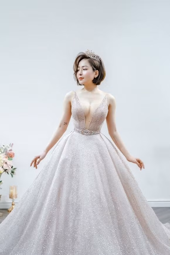 Sau loạt ồn ào không đáng có trong thời gian gần đây, Trâm Anh bất ngờ úp mở về chuyện sắp lấy chồng khi cô nàng đăng ảnh diện váy cưới lộng lẫy.
