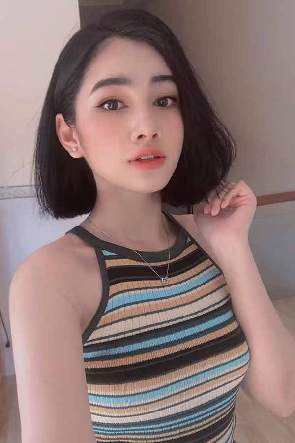 Dù có khả năng "bóp méo vạn vật" nhưng không thể phủ nhận được rằng Cẩm Đan ngày càng xinh và thần thái hơn hẳn những ngày đầu mới lên sóng.