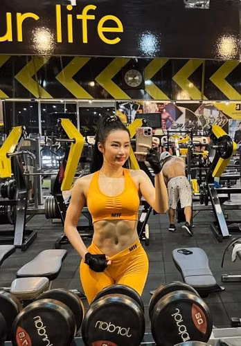 Angela Phương Trinh sinh năm 1995, từng là diễn viên nhí nổi tiếng qua những phim như Mùi ngò gai, Thứ ba học trò, Bà mẹ nhí... Cô được kỳ vọng sẽ trở thành một trong những ngôi sao điện ảnh đình đám khi lớn lên.