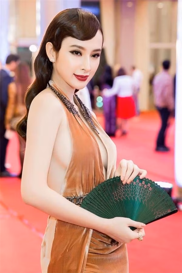 Angela Phuong Trinh khoe co bap, netizen phan: 