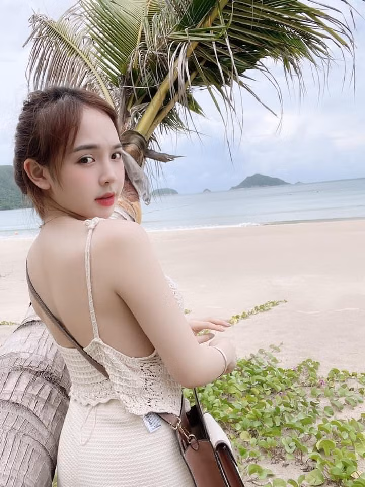Không chỉ nhan sắc, cuộc sống của "búp bê tiểu học" cũng có nhiều thay đổi. Cô nàng hiện làm việc trong lĩnh vực spa, làm đẹp.