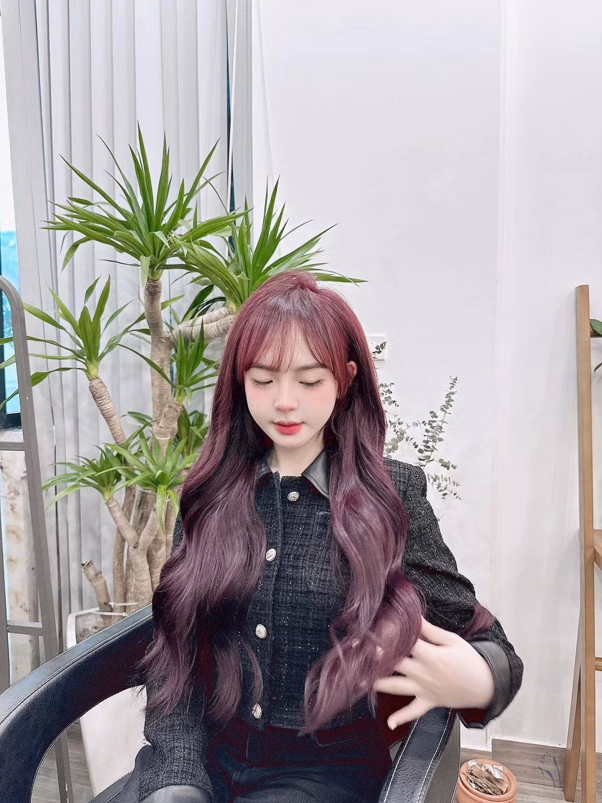 "Hot girl tiểu học" thường xuyên xuất hiện trong những bộ váy áo bó sát, cắt xẻ khoe đường cong cơ thể.