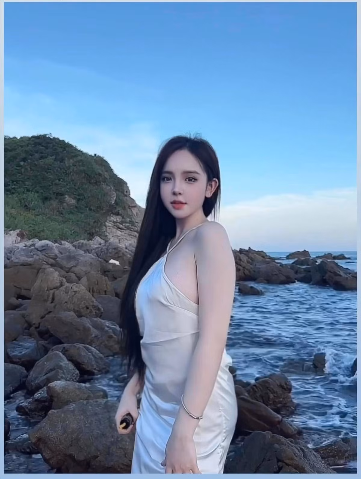 Trần Huyền Châu (sinh năm 2001) nổi tiếng từ năm 2015 với hình ảnh diện áo dài xinh xắn, dễ thương. Thời điểm đó, cô nàng đã 14 tuổi, là học sinh lớp 9 nhưng vẫn được mệnh danh là "hot girl tiểu học", "búp bê tiểu học" nhờ vẻ ngoài nhỏ nhắn và ngây thơ, trong sáng.