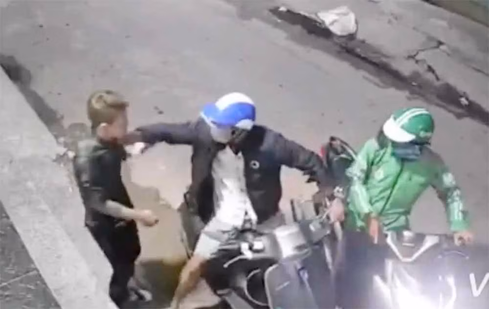 Cách đây chưa lâu, khi anh LMT (23 tuổi, ngụ quận Bình Tân) đang cầm điện thoại để bấm thì có một nam thanh niên mặc áo xe ôm công nghệ chở theo một thanh niên chạy tới.