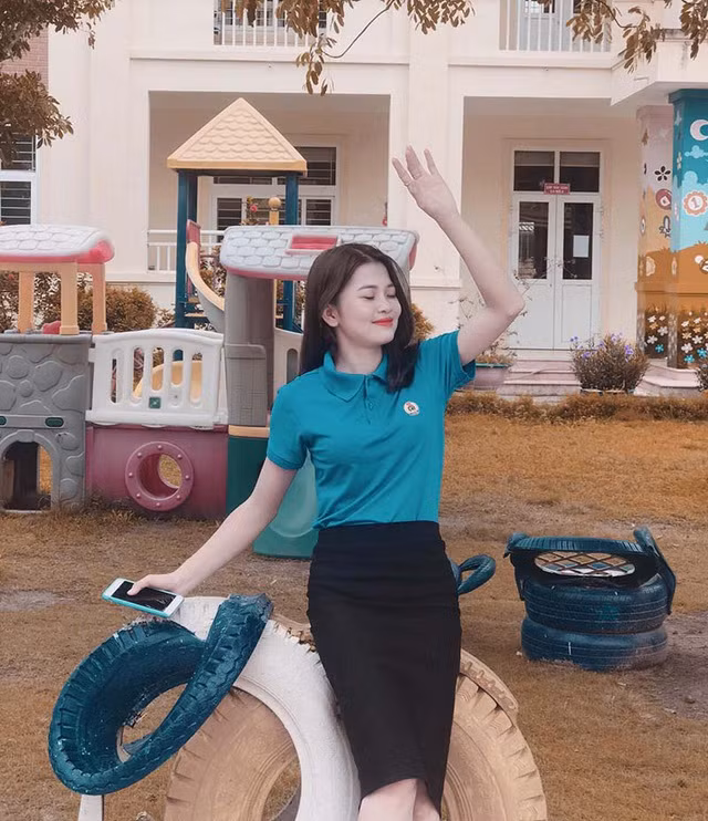 Những ngày vừa qua trên MXH, dân tình chú ý đến một cô giáo mầm non đến từ Nghệ An sở hữu nhan sắc khả ái khiến ai ngắm cũng phải xao xuyến.
