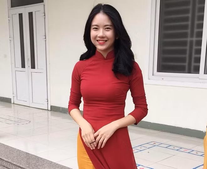 Ngoài công việc giảng dạy, Thùy Linh còn có niềm đam mê với ca hát nên thường cover các ca khúc hot và đăng tải lên mạng.