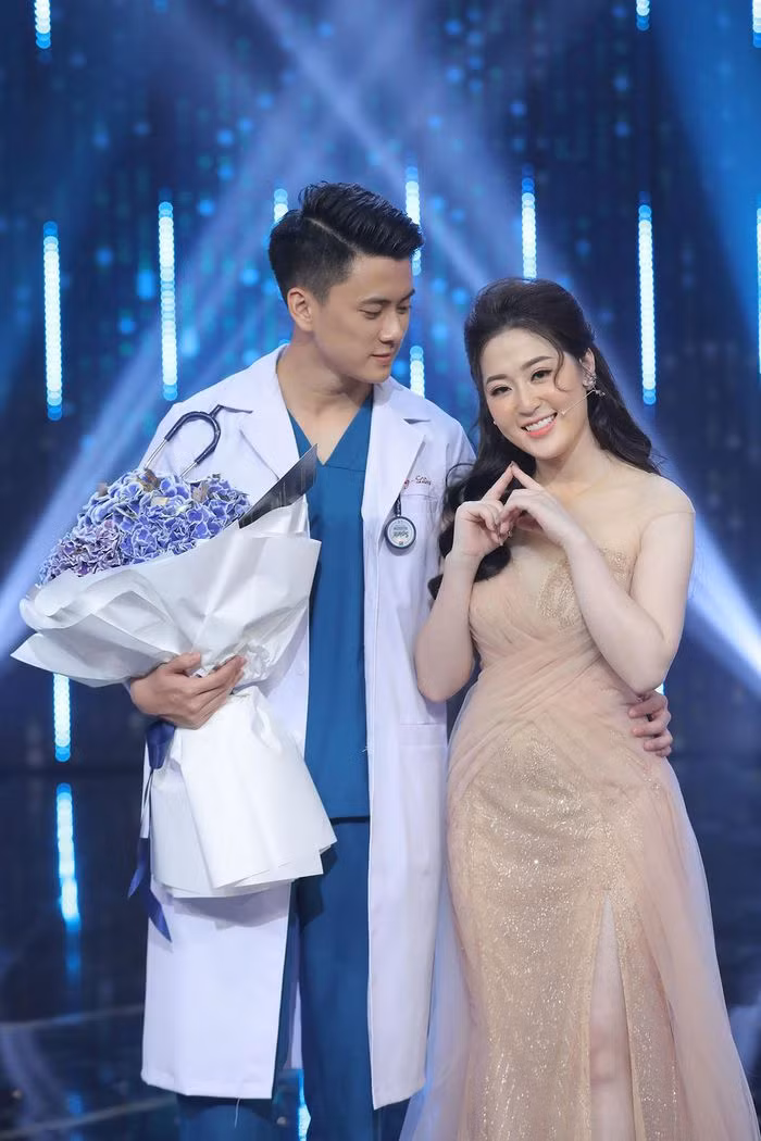 Soi sac voc nu MC thoi tiet tung la nu chinh 