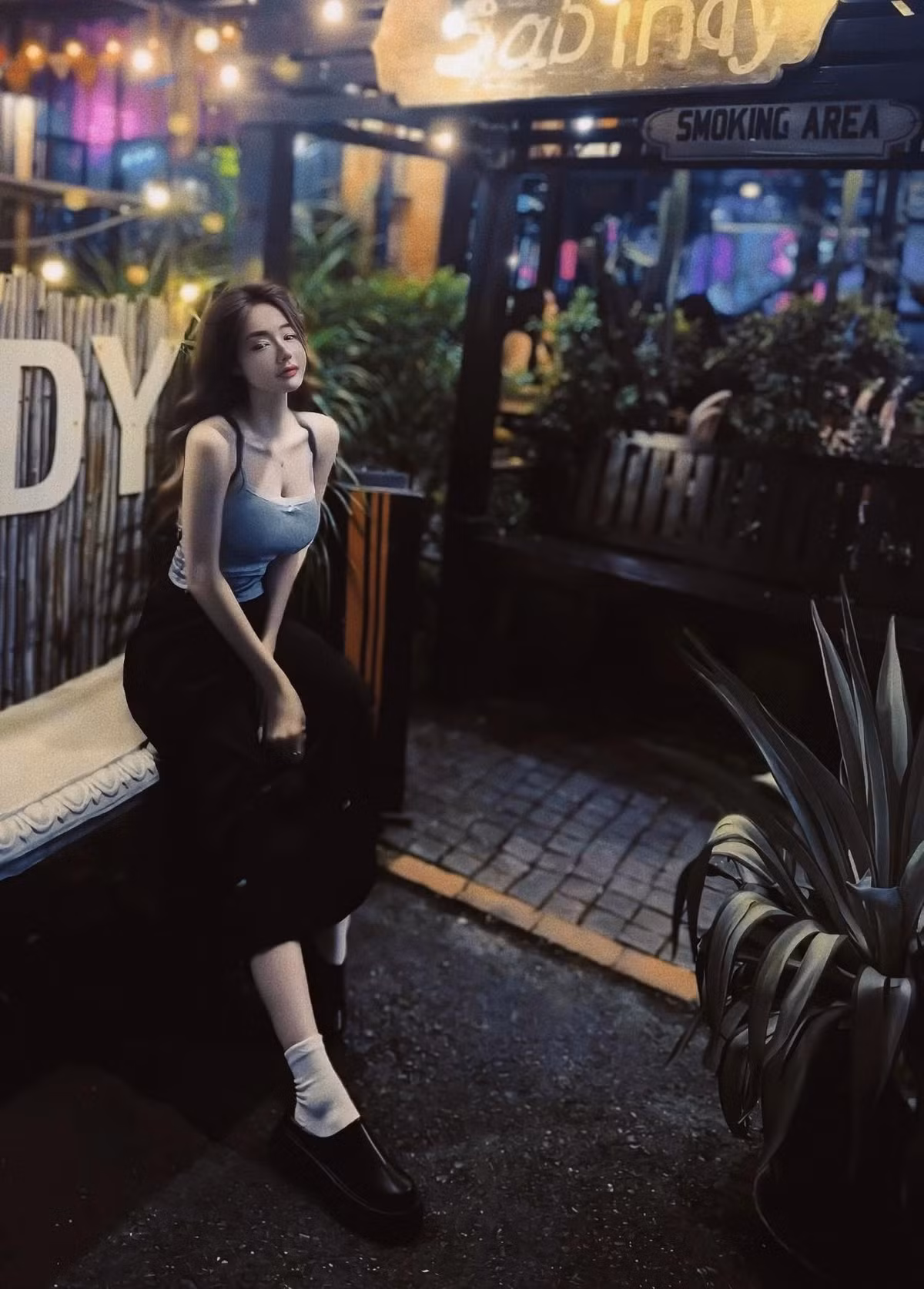 Elly Trần, tên thật là Nguyễn Kim Hồng (sinh năm 1987), từng là hot girl đình đám với phong cách gợi cảm. Cô nổi lên nhờ loạt ảnh khoe đường cong quyến rũ cùng gương mặt lai Tây cuốn hút.