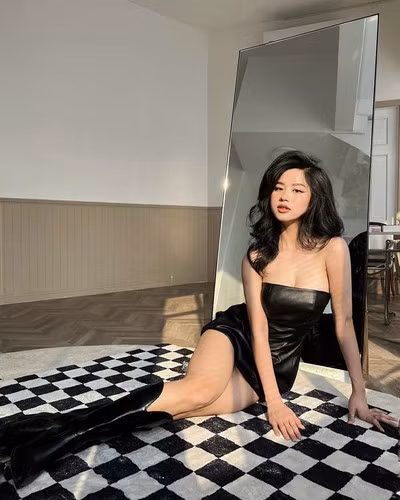 Nàng hot girl thường xuyên chưng diện những trang phục hot trend được giới trẻ yêu thích.