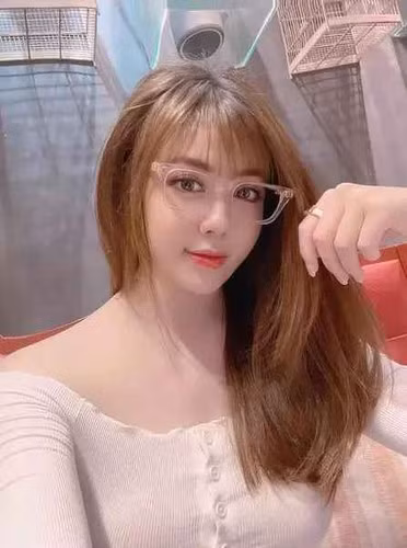 Khi bất ngờ nổi tiếng, Âu Hà My đang là sinh viên trường Đại học Ngoại ngữ - Đại học Quốc gia Hà Nội.