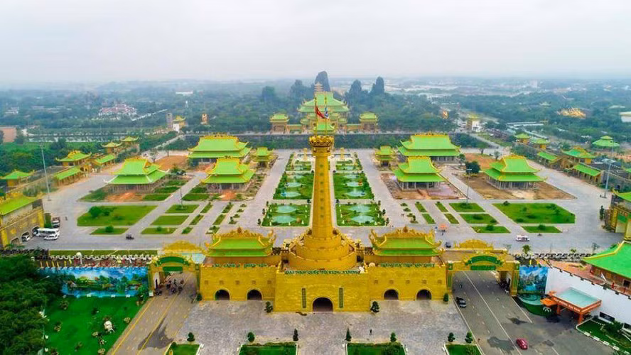 Nhưng mà trong thời dịch bệnh, mở website ra để làm cái gì? Mình đóng hết nó đi, từ trường đua, khu du lịch, công ty, tôi cho đóng hết. Có hoạt động đâu, để lại làm cái gì? Nên họ nói cũng có cái lý của họ." ông Huỳnh Uy Dũng cho biết thêm.