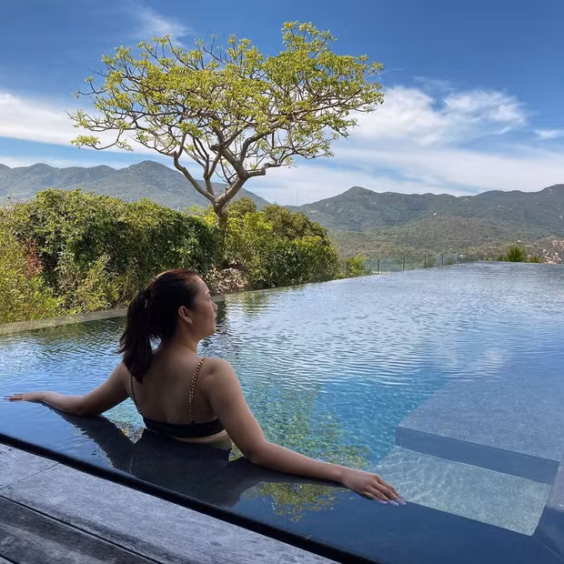 Theo như trợ lý Thúy Kiều nói: Thời điểm này ở nhà sửa soạn lại cho mấy em túi xinh xinh của "chủ tịch" là niềm đam mê. Đồng thời không quên tag Ngọc Trinh vào bài viết.