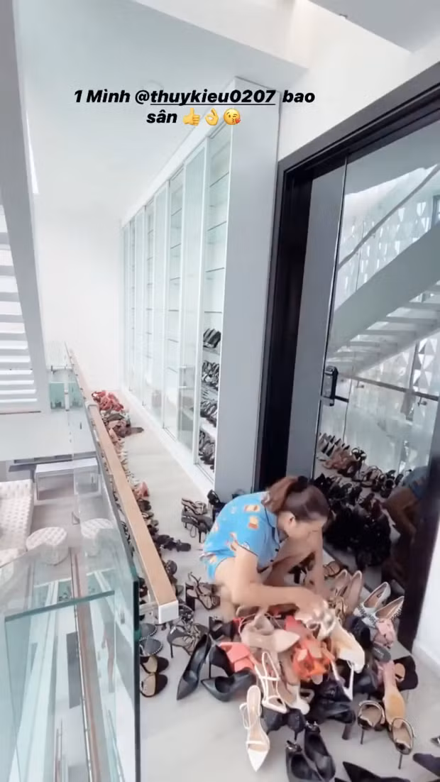Hình ảnh Thúy Kiều "chăm sóc" những đôi giày hàng hiệu của Ngọc Trinh.