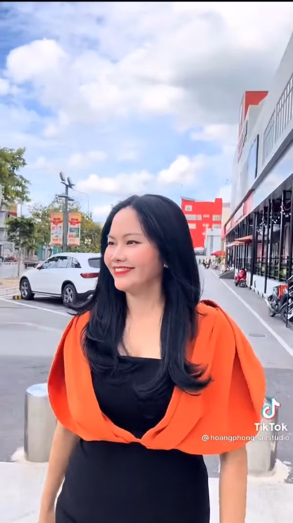 Theo như giới thiệu, cô tên Thu Thủy năm nay đã 59 tuổi hiện đang buôn bán rau ngoài chợ. Bằng bàn tay "phù phép" của anh thợ tóc, chỉ sau một vài tiếng đồng hồ, cô bán rau lúc nãy như biến thành một người khác.