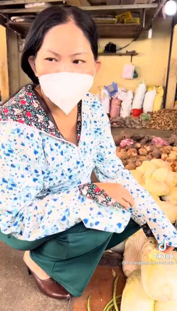 Nhận được lời "thách đấu" anh chàng này đã "phi" ngay ra chợ để tìm kiếm đối tượng thích hợp. Thế nhưng, dường như mọi chuyện không đơn giản như anh nghĩ, dù đã rất nhiệt tình mời chào nhưng các cô từ chối.