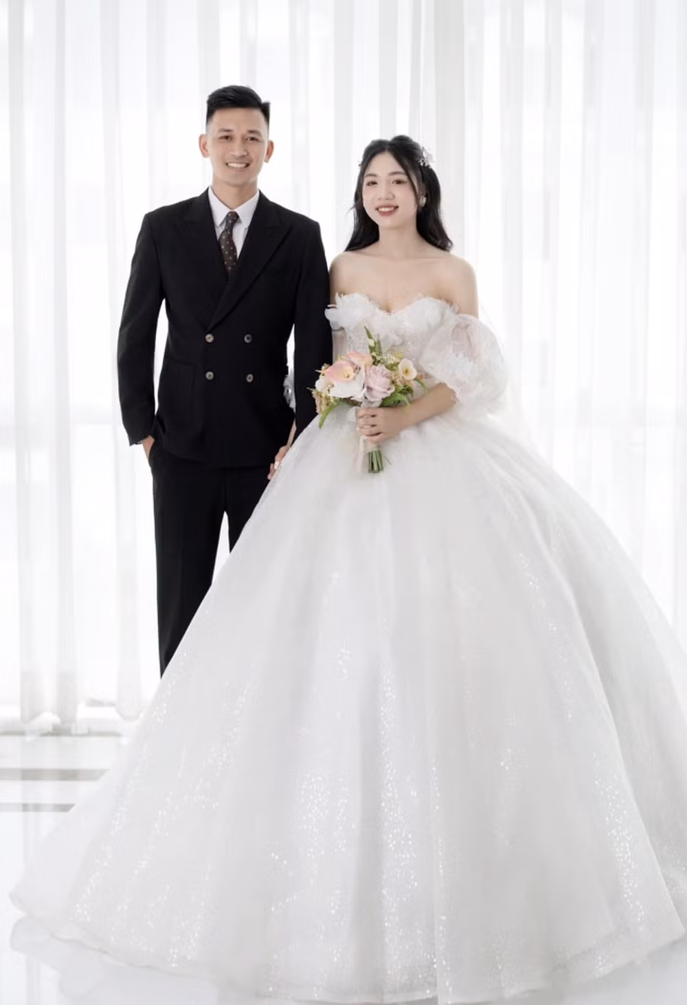 Về mối tình với cô hàng xóm, Quang chia sẻ hai gia đình quen biết nhau đã lâu. Khi cô dâu Hải Yến đi nước ngoài làm việc, Quang đã chủ động cầm cưa, tán tỉnh, cặp đôi đã yêu xa suốt gần 1 năm. Khi Yến hết hạn hợp đồng về nước, gia đình hai bên đã nhanh chóng bàn bạc, tổ chức lễ thành hôn.