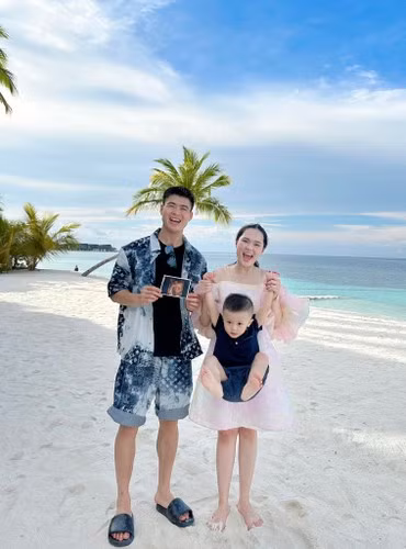 Đi kèm thông báo, Duy Mạnh đăng tải hình ảnh cùng vợ và con trai kèm theo hình siêu âm của em bé thứ hai.