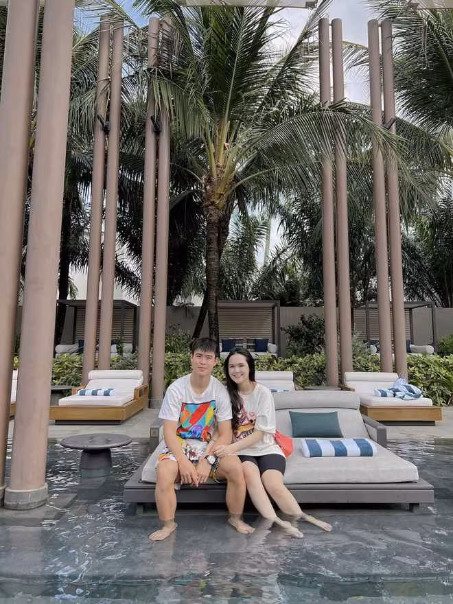 So với khi mang thai con trai đầu lòng, Quỳnh Anh được khen sắc vóc thăng hạng rõ rệt. Bà xã Duy Mạnh còn ghi điểm bởi làn da đẹp được chăm sóc khá tốt. Đặc biệt là nét cười vui tươi, rạng rỡ luôn thường trực trên gương mặt của cô sẽ giúp ích rất nhiều cho em bé trong bụng.
