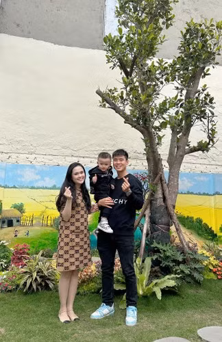 Quỳnh Anh và Duy Mạnh chính thức về chung nhà từ năm 2020. Hiện tại, con trai đầu lòng của cặp đôi cũng đã được gần 3 tuổi.