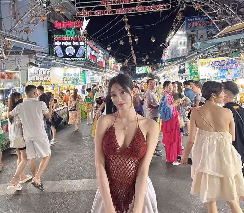 Không chỉ khoe dáng với đồ bơi, Jinuary còn tham quan chợ đêm Phú Quốc, thưởng thức nhiều món ăn ngon tại đây. Cô diện một chiếc áo lưới đục lỗ mặc cũng như không, khoe triệt để mọi đường con và lợi thế hình thể.