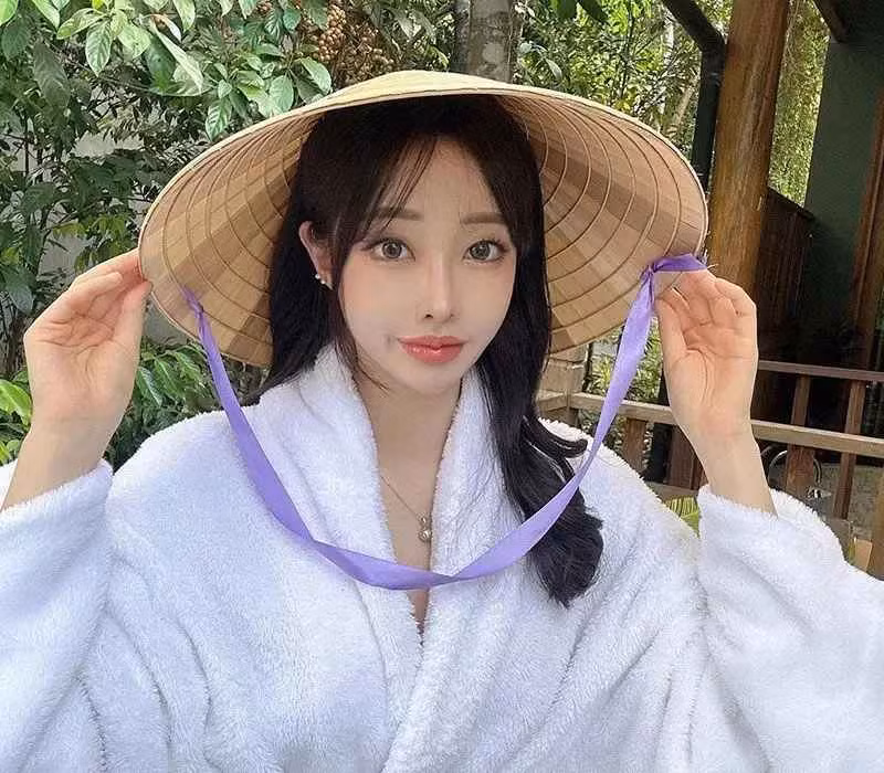 Trong những khoảnh khắc đáng nhớ của Jinuary trên mạng xã hội, nữ người mẫu còn diện nón lá, một trong những nét đặc trưng của Việt Nam.
