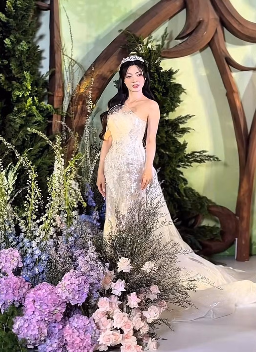 Xuất hiện trong ngày trọng đại của bản thân, "hot girl má núm" được ví chẳng khác gì công chú với chiếc váy cưới trắng tinh và chiếc vương miện lấp lánh.