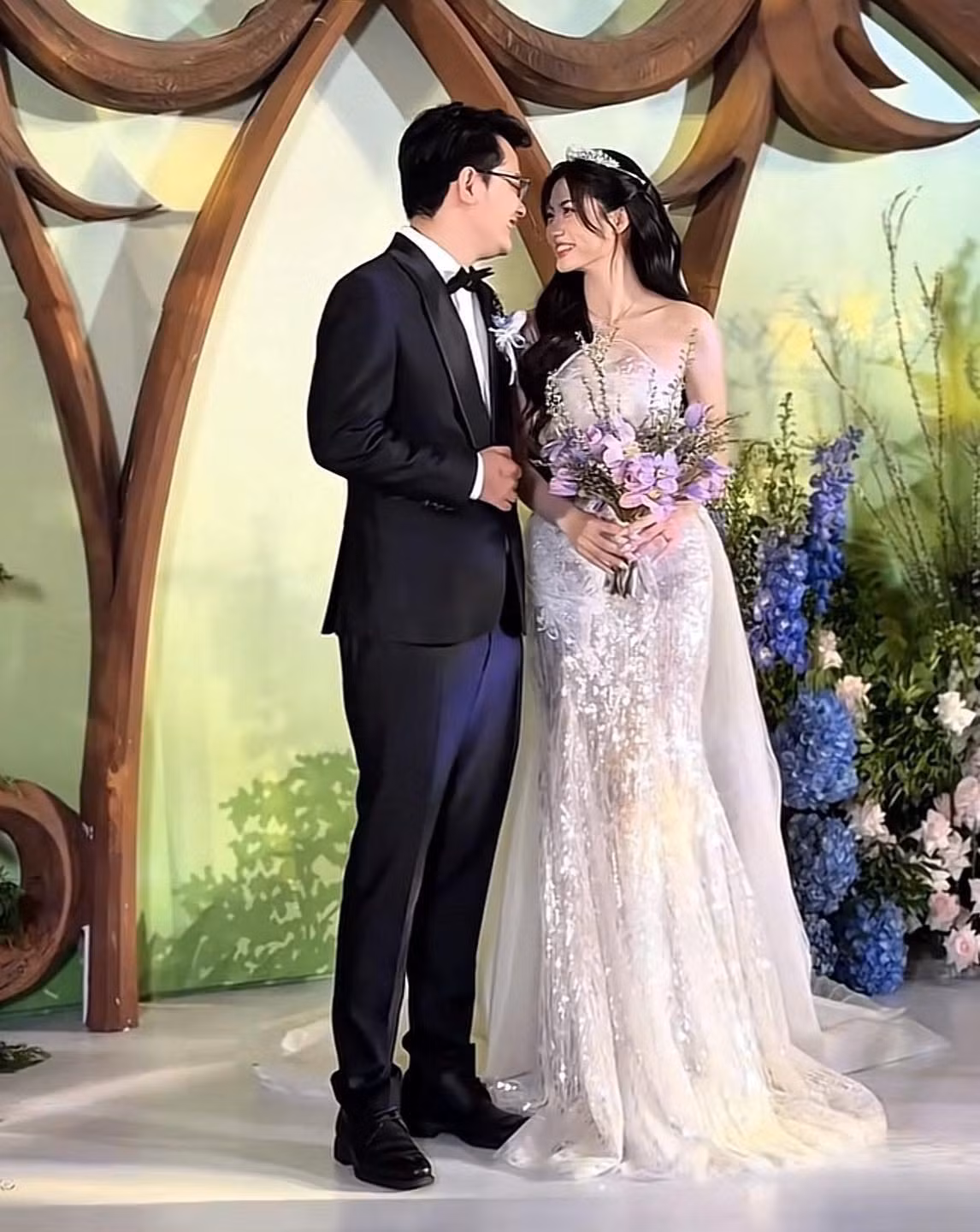 Sự kiện này không chỉ là cột mốc quan trọng sau 5 năm gắn bó của cặp đôi mà còn nhận được sự quan tâm lớn từ cộng đồng mạng.