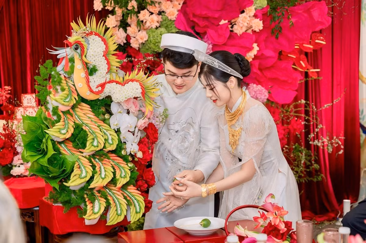 Nguyễn Bùi Nam Phương là "tiểu thư chính hiệu". Cô xuất thân trong đình có mẹ là doanh nhân, bản thân nàng hot girl cũng từng tham gia một số cuộc thi nhan sắc và đạt giải Nhất Ngôi sao tuổi teen. Hiện cô là một nhà sáng tạo nội dung nổi tiếng.