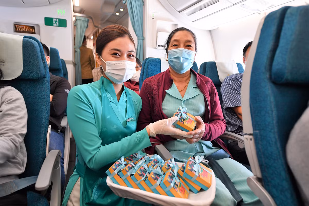 Gần 1.000 hộp quà ý nghĩa đã được hãng hàng không chuẩn bị để tặng tới những vị khách hàng nữ của mình trong dịp 8/3 năm nay.