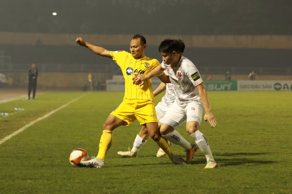 Bi Hai Phong cam hoa 1-1, CLB SLNA chua biet du vi chien thang-Hinh-3