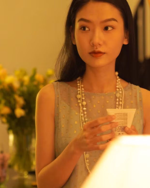 Điều khiến cô gái tên Khánh Linh thu hút nhiều người chú ý bởi "xinh - sang - trông là lạ". Đặc biệt, vẻ đẹp rất Á Đông cộng thêm cái tên khiến hot girl này không ít lần bị nhầm là người Trung hoặc người Nhật.