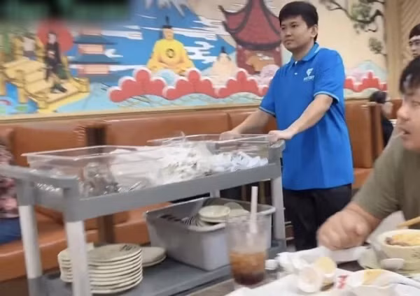 Vương Phạm còn sẵn sàng thu dọn bát, đĩa như một nhân viên phục vụ khi khách ăn xong. Nhưng tuyệt nhiên, cả hai anh em đều né tránh chạm mặt nhau hoặc đứng chung một khung hình.