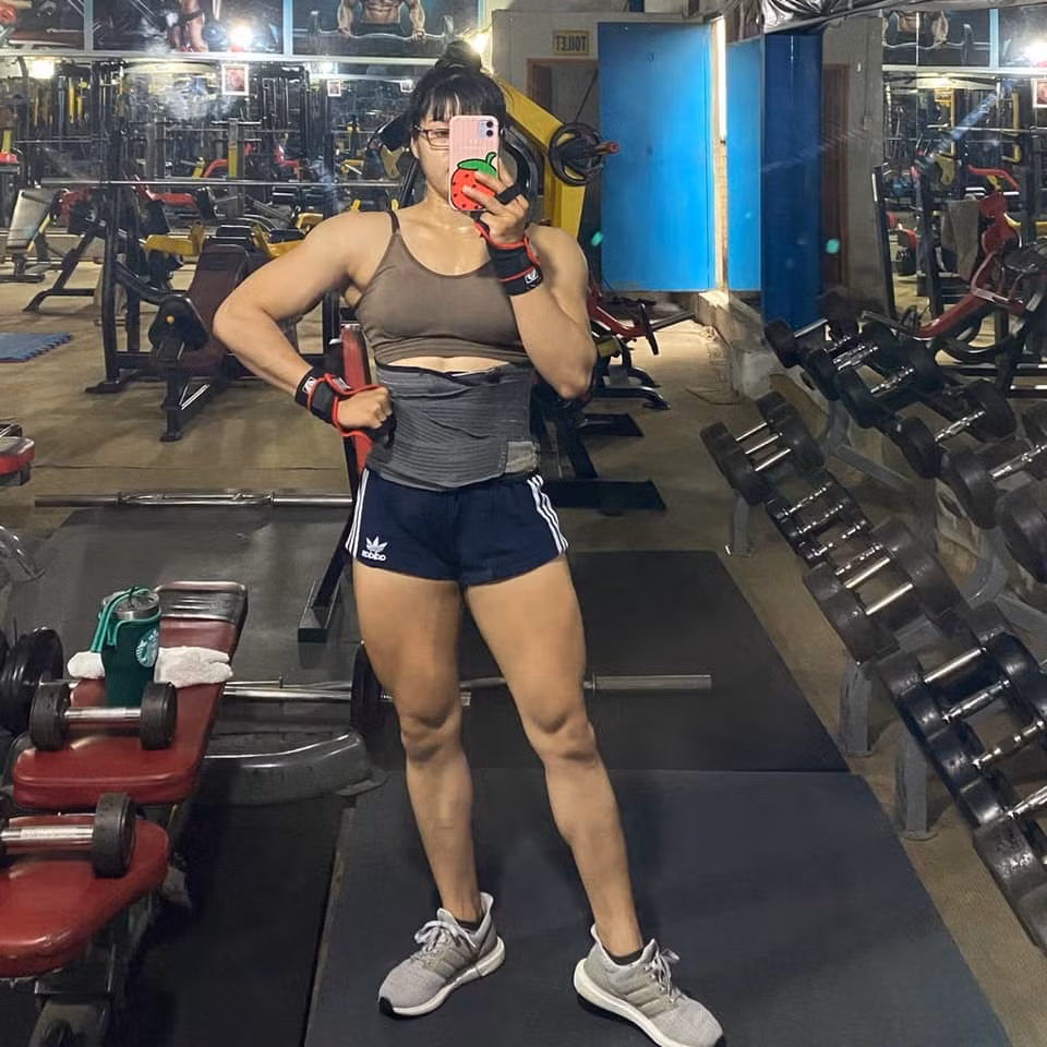 Điều đáng nói, thời điểm mới bắt đầu tập gym, cô nàng chỉ nặng 47kg và sở hữu vẻ ngoài "mình hạc xương mai" như bao bạn nữ khác.