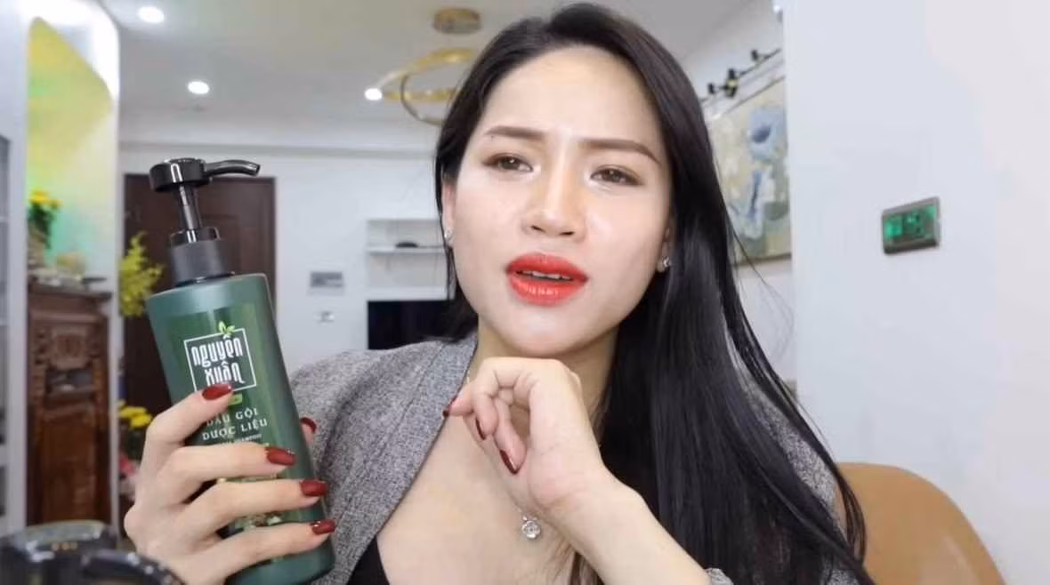 Hiện tại, nữ YouTuber đi theo hình thức làm Affiliate Marketing, hay còn được gọi là Tiếp thị Liên kết. Được biết, đây là hình thức quảng bá sản phẩm, dịch vụ của các sàn thương mại điện tử.