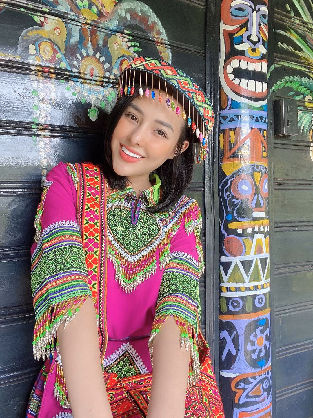 Dù sắp trở thành "vợ người ta" nhưng phong cách ăn mặc của hot girl gốc Bình Định tiếp tục trở thành chủ đề để người khác "bàn ra tán vào".