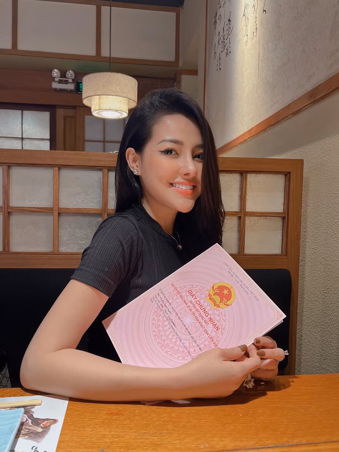 Tuy nhiên, cũng có người đồng tình với ý kiến của Ngân 98 bởi có một số người diện trang phục hở hang, gợi cảm nhưng đơn giản đó chỉ là sở thích, không liên quan đến chuyện ngoan hay hư.