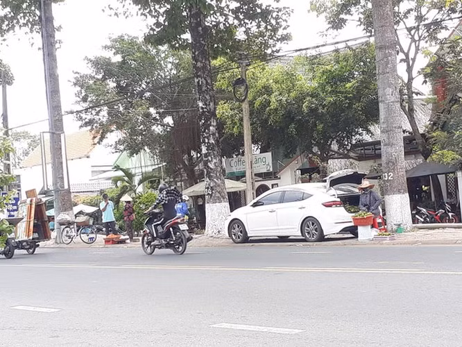 Trước đó, một người phụ nữ cũng sử dụng một chiếc ô tô để thành quầy trái cây di động của mình ngay bên đường.