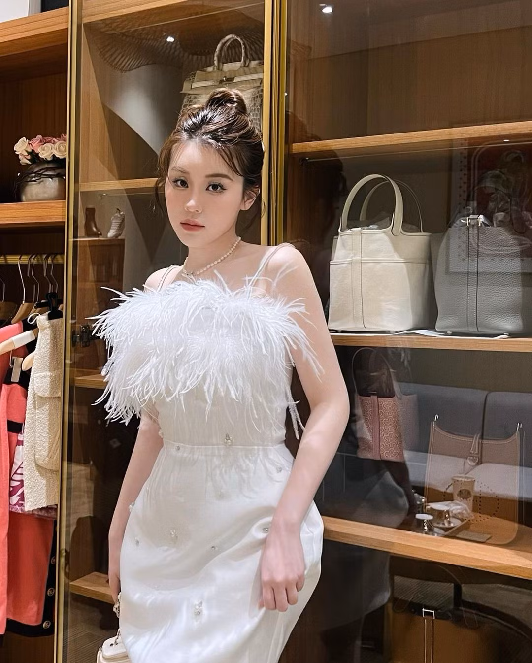 Trên trang cá nhân của gái xinh hội con nhà giàu Việt Nam tràn ngập những chuyến đi sang chảnh, vô số món đồ hiệu giá trên trời.
