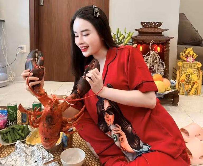 Ngoài 20 tuổi, Quỳnh Phương đã có thể tự lập tài chính, ngoài ra mua được vài mảnh đất làm “của để dành”.