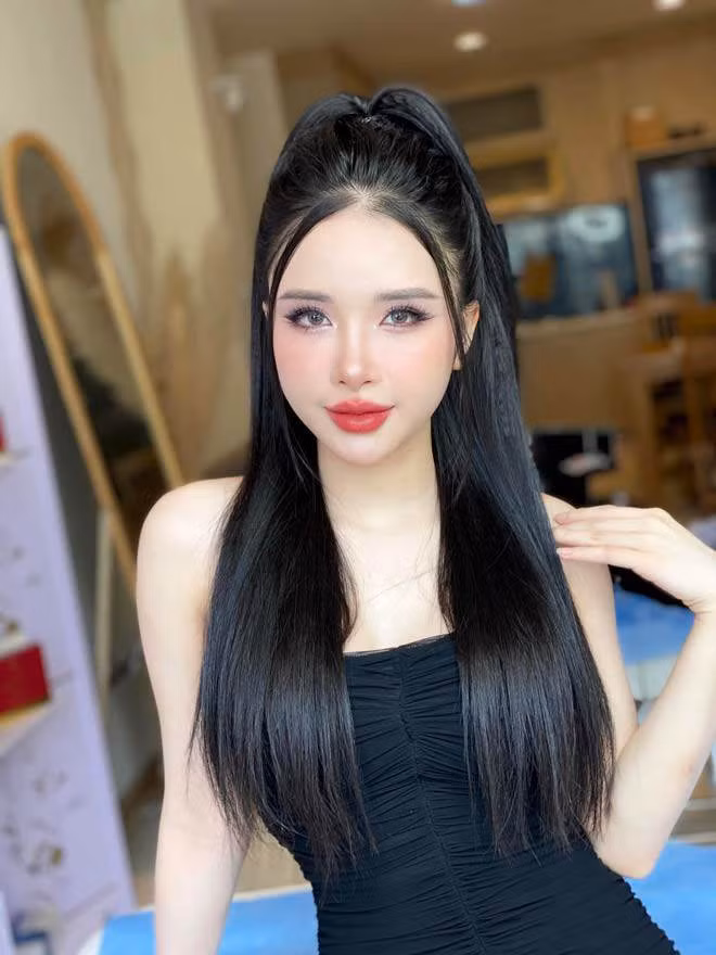 Ái nữ xinh đẹp nhà đại gia đồng nát Nghệ An có tên Nguyễn Thị Quỳnh Phương, hiện sống và làm việc tại Hà Nội.