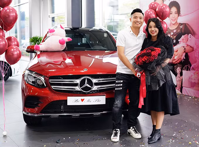 Theo chân Quang Hải là trung vệ Bùi Tiến Dũng cũng mua Mercedes-Benz để di chuyển.