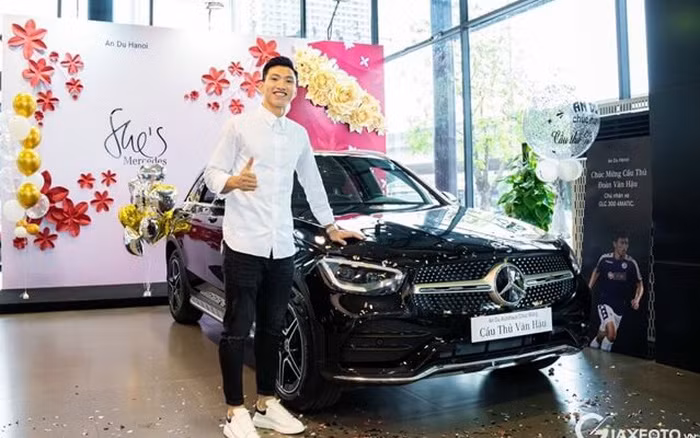 Trước đó, Văn Hậu đã sở hữu cho mình một chiếc xe Mercedes-Benz GLC300 4Matic AMG 2020 sau khi quay trở lại Việt Nam từ CLB SC Heerenveen Hà Lan.