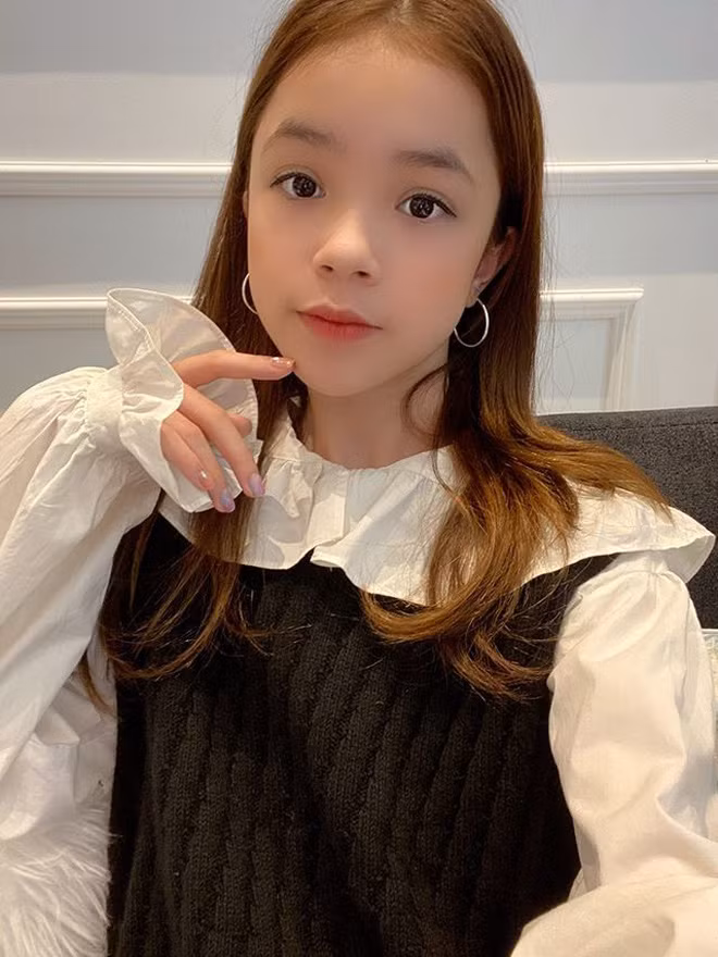 Theo nhận xét của netizen, Linh Meo sở hữu các nét xinh xắn. Nếu nhìn vào những bức ảnh chụp chung với gia đình, dễ dàng nhận thấy cô bạn 2K6 này thừa hưởng vẻ đẹp từ bố mẹ.