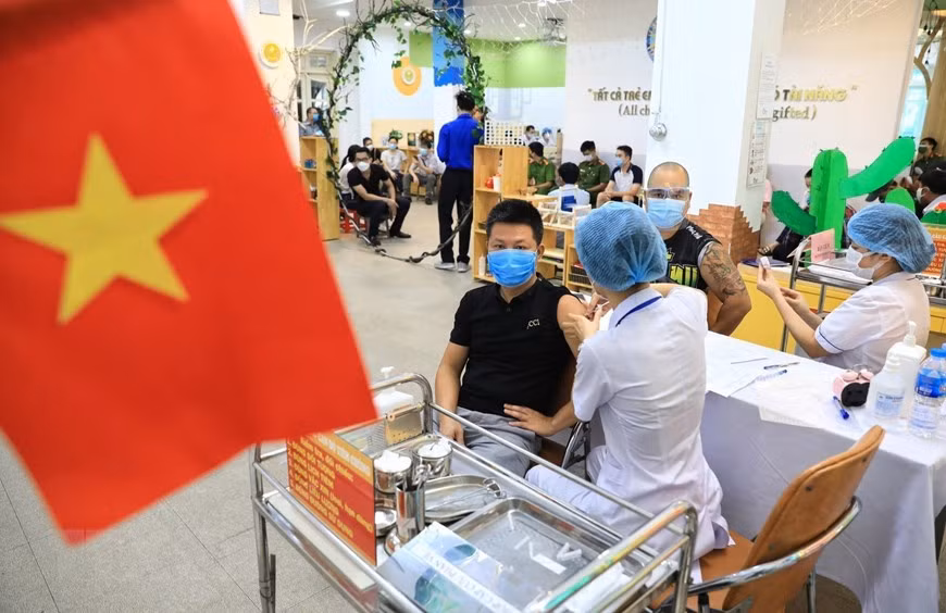Hà Nội tiếp tục tiêm chủng vắc xin ngừa COVID-19. Đây là chiến dịch tiêm chủng lớn nhất trong lịch sử, dự kiến từ tháng 7/2021 đến 4/2022 cho trên 5,1 triệu người dân. (Ảnh: Thành Đạt/TTXVN)
