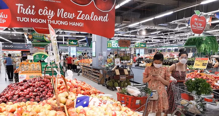 Trên địa bàn thành phố hiện có hơn 8.000 điểm cung ứng hàng hóa thiết yếu (bao gồm siêu thị, cửa hàng tiện lợi, tạp hóa) và 455 chợ truyền thống đang hoạt động để đáp ứng nhu cầu của người dân. (Ảnh: TTXVN)