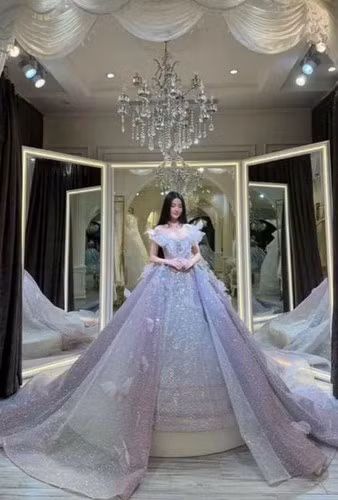 Dẫu chỉ lọt vào khung hình vài giây nhưng bà xã Quang Hải nhận về nhiều sự chú ý. Vóc dáng của nàng WAG cũng ít nhiều có phần khác biệt so với video sống ảo tự đăng.