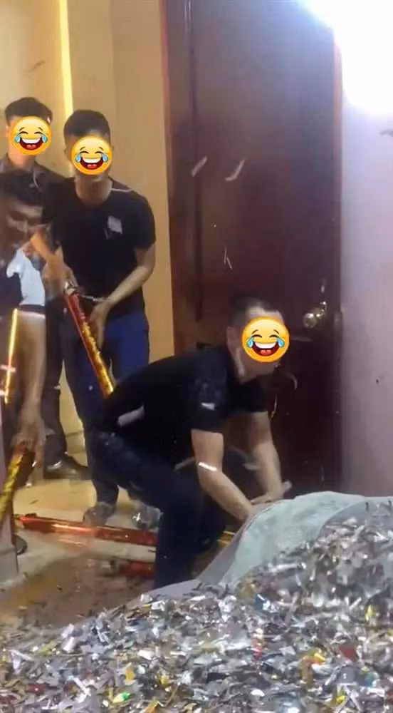Khi thấy căn phòng đã ngập trong giấy vụn, kim tuyến, mấy anh chàng còn vui vẻ di chuyển mọi đồ vật trong phòng. Ai cũng hưởng ứng trò đùa mà không nghĩ đến việc cô dâu, chú rể sẽ cảm thấy ra sao.