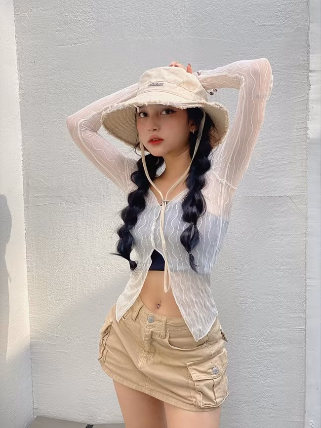 Khánh Linh sở hữu chiều cao không quá nổi bật (1m58) nhưng bù lại, cô nàng có vóc dáng cân đối.