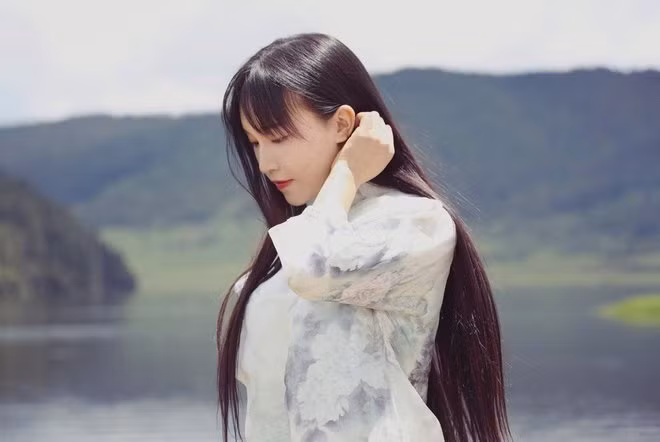 Lý Tử Thất bày tỏ mong muốn lấy lại thương hiệu sản phẩm nông sản mang tên Lý Tử Thất để thành lập công ty riêng và tự quản lý hoạt động kinh doanh. Song, ngôi sao trẻ của Trung Quốc gặp rắc rối với điều khoản hợp đồng đã ký với Vô Niệm Hàng Châu trước khi nổi tiếng.